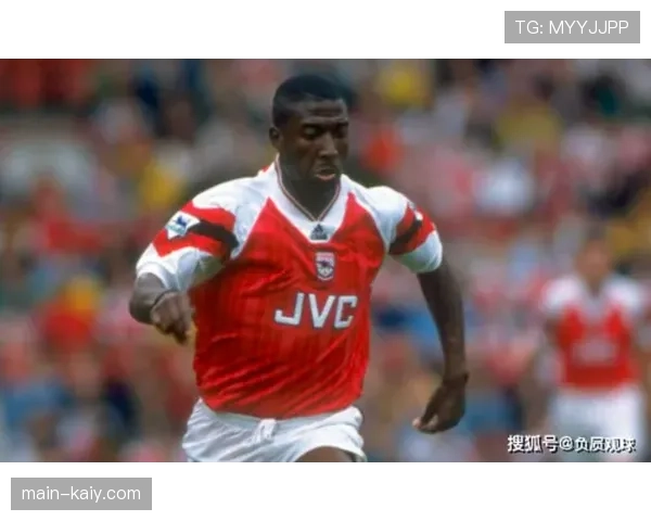 特写：尼斯前锋拉博德完成帽子戏法后，将进球献给刚刚去世的启蒙教练